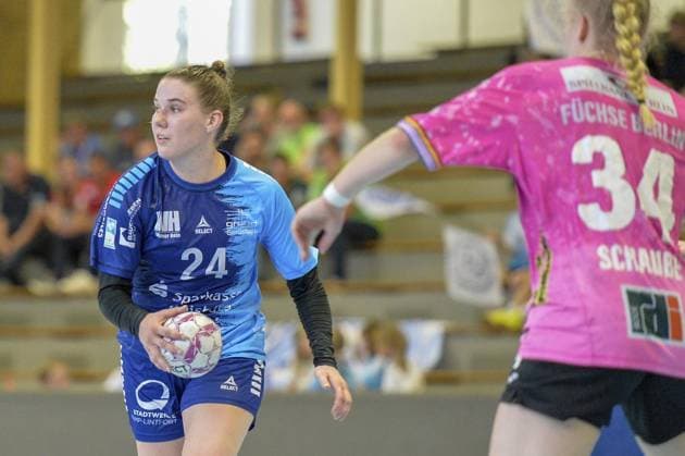 RECORD DATE NOT STATED 2. Handball-Bundesliga: TuS Lintfort - Füchse Berlin ** NUR FÜR REDAKTIONELLE ZWECKE ** EDITORIAL USE ONLY **<p>Jonna Schaube, rechts, im Kampf gegen Svenja Rottwinkel, links, am Samstag, den 06.09.2025, im Spiel TuS Lintfort gegen Füchse Berlin in der Sporthalle Eyller Straße in Kamp-Lintfort. TuS Lintfort, blaue Trikots, spielt gegen Füchse Berlin, rosa Trikots, in der 2. Handball-Bundesliga der Frauen, Saison 2025 2026. Deutschland NRW Kamp-Lintfort Copyright: OleksandrxVoskresenskyi Copyright: OleksandrxVoskresenskyi doc82a23wleymp1g8p81kmw ,EDITORIAL USE ONLY
