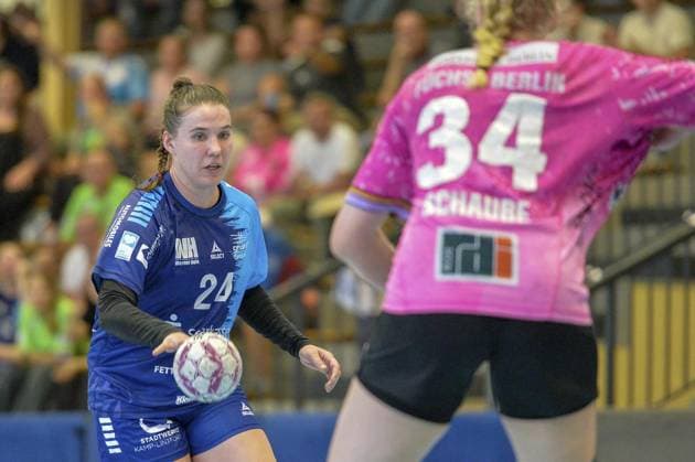 RECORD DATE NOT STATED 2. Handball-Bundesliga: TuS Lintfort - Füchse Berlin ** NUR FÜR REDAKTIONELLE ZWECKE ** EDITORIAL USE ONLY **<p>Jonna Schaube, rechts, im Kampf gegen Svenja Rottwinkel, links, am Samstag, den 06.09.2025, im Spiel TuS Lintfort gegen Füchse Berlin in der Sporthalle Eyller Straße in Kamp-Lintfort. TuS Lintfort, blaue Trikots, spielt gegen Füchse Berlin, rosa Trikots, in der 2. Handball-Bundesliga der Frauen, Saison 2025 2026. Deutschland NRW Kamp-Lintfort Copyright: OleksandrxVoskresenskyi Copyright: OleksandrxVoskresenskyi doc82a23x1cgjnp33omejc ,EDITORIAL USE ONLY