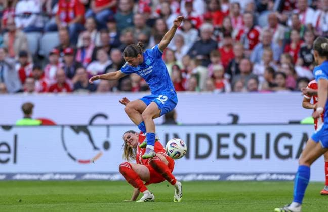 DEU, München, FC Bayern München vs Bayer Leverkusen, Google Pixel Frauen Bundesliga DFB, Saison 2526, Allianz Arena, 1 Spieltag, im Bild v l n r Zweikampf Sarah Zadrazil Bayern München 25 , Ruby Grant Bayer Leverkusen 22 DFB DFL REGULATIONS PROHIBIT ANY USE OF PHOTOGRAPHS AS IMAGE SEQUENCES AND OR QUASI VIDEO, 06 09 2025, Copyright: HMBxMedia HendrikxHamelau