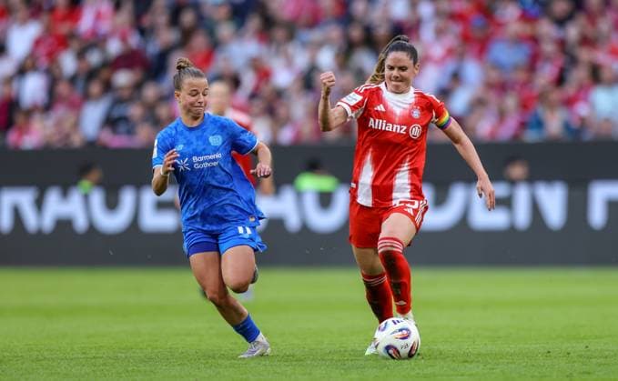 DEU, München, FC Bayern München vs Bayer Leverkusen, Google Pixel Frauen Bundesliga DFB, Saison 2526, Allianz Arena, 1 Spieltag, im Bild f l n r Kristin Kögel Bayer Leverkusen 11 , Sarah Zadrazil Bayern München 25 DFB DFL REGULATIONS PROHIBIT ANY USE OF PHOTOGRAPHS AS IMAGE SEQUENCES AND OR QUASI VIDEO, 06 09 2025, Copyright: HMBxMedia HendrikxHamelau