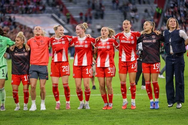 DEU, München, FC Bayern München vs Bayer Leverkusen, Google Pixel Frauen Bundesliga DFB, Saison 2526, Allianz Arena, 1 Spieltag, im Bild FC Bayern München schlägt 2 0 Bayer Leverkusen, Jubel und Freude nach dem Sieg, Franziska Kett Bayern Munich 20 , Alara Åžehitler Bayern Munich 14 , Georgia Stanway Bayern Munich 31 , Klara Bühl Bayern Munich 17 DFB DFL REGULATIONS PROHIBIT ANY USE OF PHOTOGRAPHS AS IMAGE SEQUENCES AND OR QUASI VIDEO, 06 09 2025, Copyright: HMBxMedia HendrikxHamelau