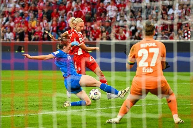 Soccer I Women I Season 2025 2026 I Bundesliga I 1 Matchday I FC Bayern Munich Bayer 04 Leverkusen I 06 09 2025 duel between Claudia Wenger 5, Bayer 04 Leverkusen and Pernille Harder 21, FC Bayern Munich in the penalty area of Charlotte Voll 1, Bayer 04 Leverkusen Munich Allianz Arena Werner Heisenberg Allee 25 Bayern Germany Copyright: xLobeca InesxHähnelx