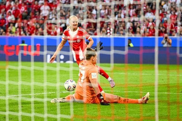 Soccer I Women I Season 2025 2026 I Bundesliga I 1 Matchday I FC Bayern Munich Bayer 04 Leverkusen I 06 09 2025 Pernille Harder 21, FC Bayern Munich fails to score Charlotte Voll 1, Bayer 04 Leverkusen Munich Allianz Arena Werner Heisenberg Allee 25 Bayern Germany Copyright: xLobeca InesxHähnelx