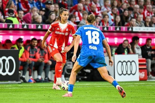Soccer I Women I Season 2025 2026 I Bundesliga I 1 Matchday I FC Bayern Munich Bayer 04 Leverkusen I 06 09 2025 Lena Oberdorf 8, FC Bayern Munich with ball and Julia Mickenhagen 18, Bayer 04 Leverkusen Munich Allianz Arena Werner Heisenberg Allee 25 Bayern Germany Copyright: xLobeca InesxHähnelx