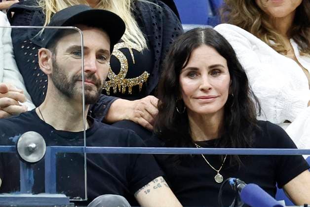 Courteney Cox (R) and Johnny McDaid watch Aryna Sabalenka of Belarus play Amanda Anisimova in the Women s Finals of the 2025 US Open Tennis Championship in Arthur Ashe Stadium at the USTA Billie Jean King National Tennis Center in Flushing Meadows, New York on Saturday, September 6, 2025.  NYP20250906147 JOHNxANGELILLO