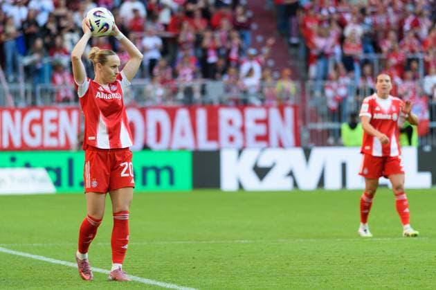 Munich, Germany, September 6th 2025: Franziska Kett (20 FC Bayern Munich) during a throw-in during the Google Pixel Frauen Bundesliga match between FC Bayern Munich and Bayer Leverkusen at Allianz Arena, Munich, Germany. (Sven Beyrich SPP) Copyright: xSvenxBeyrich SPPx spp-en-SvBe-SvBe-20250906-D4S_8004