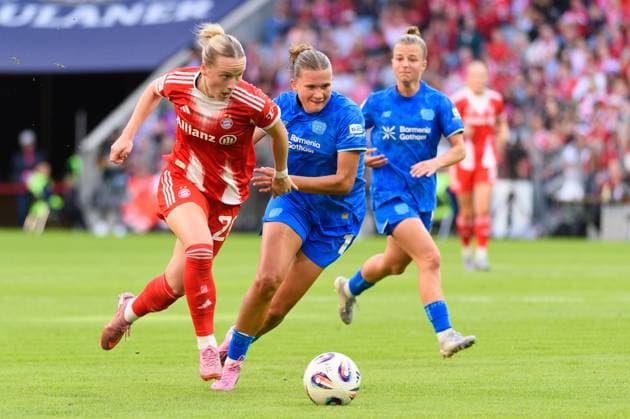 Munich, Germany, September 6th 2025: Franziska Kett (20 FC Bayern Munich) and Julia Mickenhagen (18 Bayer Leverkusen)during the Google Pixel Frauen Bundesliga match between FC Bayern Munich and Bayer Leverkusen at Allianz Arena, Munich, Germany. (Sven Beyrich SPP) Copyright: xSvenxBeyrich SPPx spp-en-SvBe-SvBe-20250906-D4S_8034