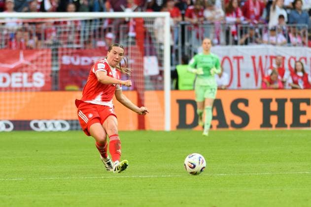 Munich, Germany, September 6th 2025: Vanessa Gilles (2 FC Bayern Munich) passing the ball during the Google Pixel Frauen Bundesliga match between FC Bayern Munich and Bayer Leverkusen at Allianz Arena, Munich, Germany. (Sven Beyrich SPP) Copyright: xSvenxBeyrich SPPx spp-en-SvBe-SvBe-20250906-D4S_8053
