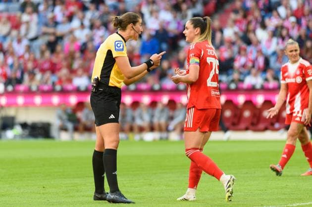 Munich, Germany, September 6th 2025: Referee Franziska Wildfeuer talking to Sarah Zadrazil (25 FC Bayern Munich) during the Google Pixel Frauen Bundesliga match between FC Bayern Munich and Bayer Leverkusen at Allianz Arena, Munich, Germany. (Sven Beyrich SPP) Copyright: xSvenxBeyrich SPPx spp-en-SvBe-SvBe-20250906-D4S_8063
