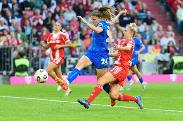 Munich, Germany, September 6th 2025: Lilla Turanyi (24 Bayer Leverkusen) clearing the ball ahead of Carolin Simon (30 FC Bayern Munich) during the Google Pixel Frauen Bundesliga match between FC Bayern Munich and Bayer Leverkusen at Allianz Arena, Munich, Germany. (Sven Beyrich SPP) Copyright: xSvenxBeyrich SPPx spp-en-SvBe-SvBe-20250906-D4S_8075