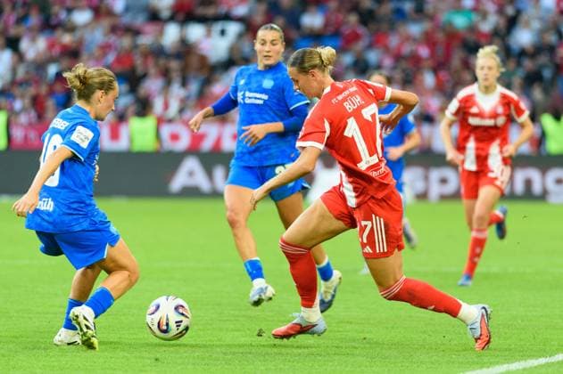 Munich, Germany, September 6th 2025: Klara Bühl Buehl (17 FC Bayern Munich) and Sofie Zdebel (16 Bayer Leverkusen) during the Google Pixel Frauen Bundesliga match between FC Bayern Munich and Bayer Leverkusen at Allianz Arena, Munich, Germany. (Sven Beyrich SPP) Copyright: xSvenxBeyrich SPPx spp-en-SvBe-SvBe-20250906-D4S_8085