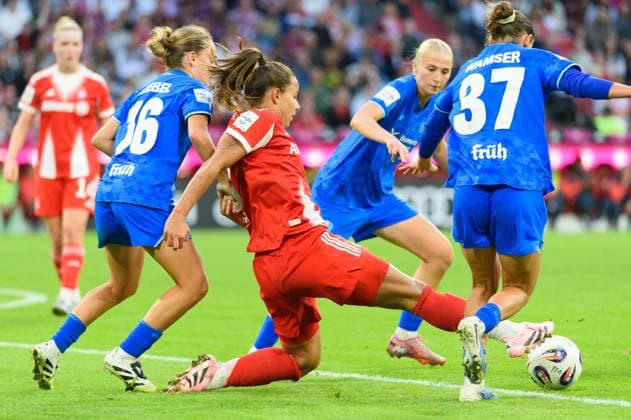 Munich, Germany, September 6th 2025: Lena Oberdorf (8 FC Bayern Munich) with a tackle during the Google Pixel Frauen Bundesliga match between FC Bayern Munich and Bayer Leverkusen at Allianz Arena, Munich, Germany. (Sven Beyrich SPP) Copyright: xSvenxBeyrich SPPx spp-en-SvBe-SvBe-20250906-D4S_8212