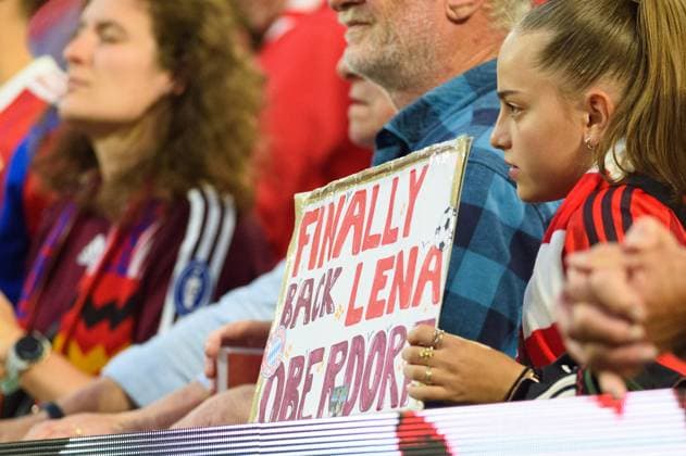 Munich, Germany, September 6th 2025: A femal fan holding a placard reading finally back Lena Oberdorf during the Google Pixel Frauen Bundesliga match between FC Bayern Munich and Bayer Leverkusen at Allianz Arena, Munich, Germany. (Sven Beyrich SPP) Copyright: xSvenxBeyrich SPPx spp-en-SvBe-SvBe-20250906-D4S_8230