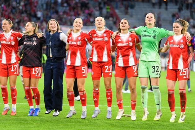 Munich, Germany, September 6th 2025: Players of FC Bayern Munich celebrating in front of their fans after the gameduring the Google Pixel Frauen Bundesliga match between FC Bayern Munich and Bayer Leverkusen at Allianz Arena, Munich, Germany. (Sven Beyrich SPP) Copyright: xSvenxBeyrich SPPx spp-en-SvBe-SvBe-20250906-ND5_2507