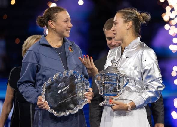 Finalist Amanda Anisimova and Aryna Sabalenka with the trophy, Trophy, Ladies Singles, Award Ceremony, Presentation, US Open Championships 2025, USTA Billie Jean King National Tennis Center, Flushing Meadows, New York, USA Copyright: xJuergenxHasenkopfx