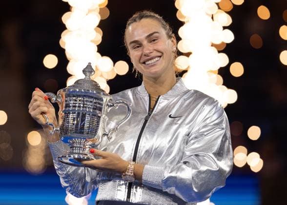 Aryna Sabalenka with the trophy, Trophy, Womens Singles, Ladies Singles, Award Ceremony, Presentation, US Open Championships 2025, USTA Billie Jean King National Tennis Center, Flushing Meadows, New York, USA Copyright: xJuergenxHasenkopfx