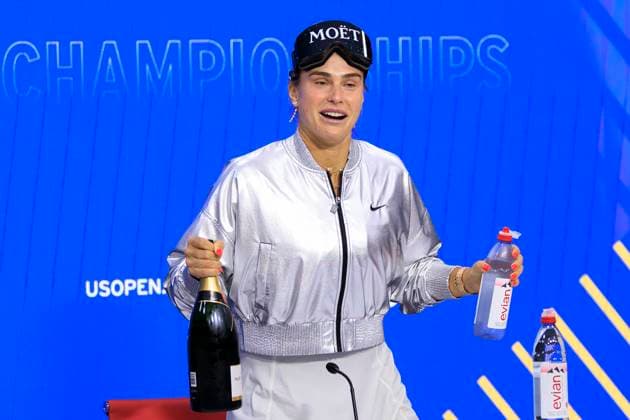 September 6, 2025, Flushing Meadows, New York, USA: Aryna Sabalenka arrives to her press conference, PK, Pressekonferenz with champagne and goggles after celebrating winning her match at the US Open WomenÃ¢â‚¬â ¢s Final match against Amanda Anisimova on Day 14 of the 2025 US Open at USTA Billie Jean King National Tennis Center on Saturday September 6, 2025 in the Flushing neighborhood of the Queens borough of New York City. JAVIER ROJAS PI Flushing Meadows USA - ZUMAp124 20250906_zaa_p124_038 Copyright: xJavierxRojasx