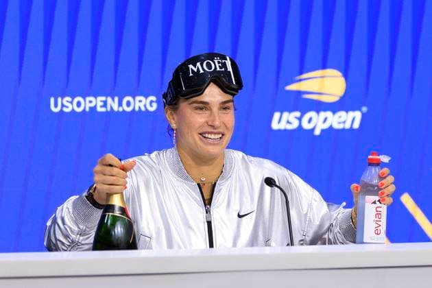 September 6, 2025, Flushing Meadows, New York, USA: Aryna Sabalenka arrives to her press conference, PK, Pressekonferenz with champagne and goggles after celebrating winning her match at the US Open WomenÃ¢â‚¬â ¢s Final match against Amanda Anisimova on Day 14 of the 2025 US Open at USTA Billie Jean King National Tennis Center on Saturday September 6, 2025 in the Flushing neighborhood of the Queens borough of New York City. JAVIER ROJAS PI Flushing Meadows USA - ZUMAp124 20250906_zaa_p124_039 Copyright: xJavierxRojasx