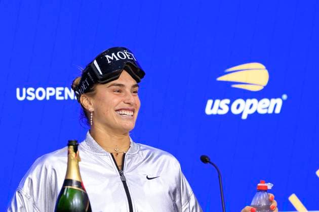 September 6, 2025, Flushing Meadows, New York, USA: Aryna Sabalenka arrives to her press conference, PK, Pressekonferenz with champagne and goggles after celebrating winning her match at the US Open WomenÃ¢â‚¬â ¢s Final match against Amanda Anisimova on Day 14 of the 2025 US Open at USTA Billie Jean King National Tennis Center on Saturday September 6, 2025 in the Flushing neighborhood of the Queens borough of New York City. JAVIER ROJAS PI Flushing Meadows USA - ZUMAp124 20250906_zaa_p124_040 Copyright: xJavierxRojasx