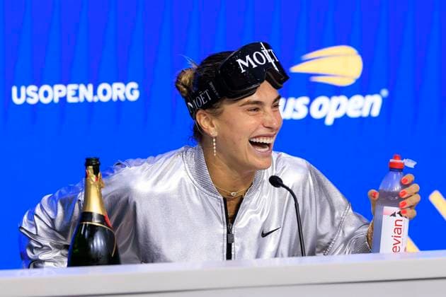September 6, 2025, Flushing Meadows, New York, USA: Aryna Sabalenka arrives to her press conference, PK, Pressekonferenz with champagne and goggles after celebrating winning her match at the US Open WomenÃ¢â‚¬â ¢s Final match against Amanda Anisimova on Day 14 of the 2025 US Open at USTA Billie Jean King National Tennis Center on Saturday September 6, 2025 in the Flushing neighborhood of the Queens borough of New York City. JAVIER ROJAS PI Flushing Meadows USA - ZUMAp124 20250906_zaa_p124_041 Copyright: xJavierxRojasx