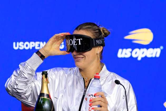 September 6, 2025, Flushing Meadows, New York, USA: Aryna Sabalenka arrives to her press conference, PK, Pressekonferenz with champagne and goggles after celebrating winning her match at the US Open WomenÃ¢â‚¬â ¢s Final match against Amanda Anisimova on Day 14 of the 2025 US Open at USTA Billie Jean King National Tennis Center on Saturday September 6, 2025 in the Flushing neighborhood of the Queens borough of New York City. JAVIER ROJAS PI Flushing Meadows USA - ZUMAp124 20250906_zaa_p124_044 Copyright: xJavierxRojasx