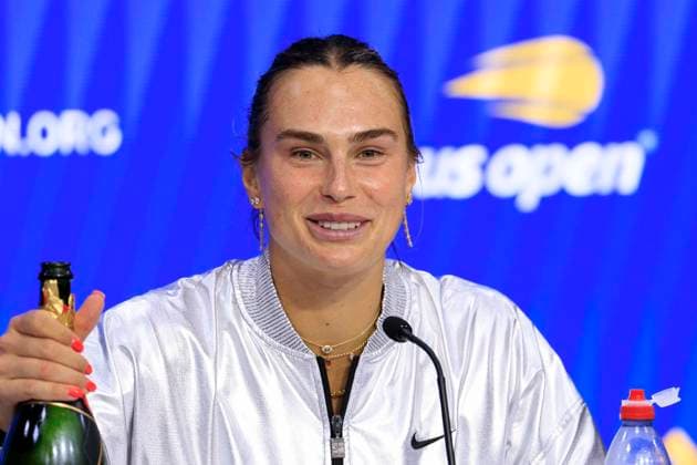 September 6, 2025, Flushing Meadows, New York, USA: Aryna Sabalenka arrives to her press conference, PK, Pressekonferenz with champagne and goggles after celebrating winning her match at the US Open WomenÃ¢â‚¬â ¢s Final match against Amanda Anisimova on Day 14 of the 2025 US Open at USTA Billie Jean King National Tennis Center on Saturday September 6, 2025 in the Flushing neighborhood of the Queens borough of New York City. JAVIER ROJAS PI Flushing Meadows USA - ZUMAp124 20250906_zaa_p124_045 Copyright: xJavierxRojasx