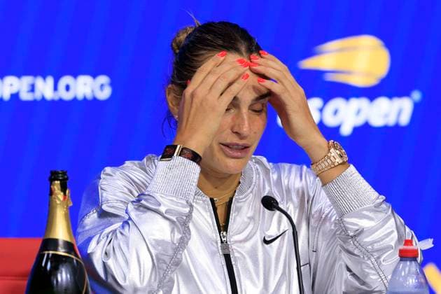 September 6, 2025, Flushing Meadows, New York, USA: Aryna Sabalenka arrives to her press conference, PK, Pressekonferenz with champagne and goggles after celebrating winning her match at the US Open WomenÃ¢â‚¬â ¢s Final match against Amanda Anisimova on Day 14 of the 2025 US Open at USTA Billie Jean King National Tennis Center on Saturday September 6, 2025 in the Flushing neighborhood of the Queens borough of New York City. JAVIER ROJAS PI Flushing Meadows USA - ZUMAp124 20250906_zaa_p124_046 Copyright: xJavierxRojasx