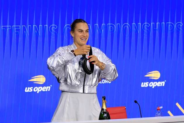 September 6, 2025, Flushing Meadows, New York, USA: Aryna Sabalenka leaves her press conference, PK, Pressekonferenz with champagne and goggles to continue celebrating winning her match at the US Open WomenÃ¢â‚¬â ¢s Final match against Amanda Anisimova on Day 14 of the 2025 US Open at USTA Billie Jean King National Tennis Center on Saturday September 6, 2025 in the Flushing neighborhood of the Queens borough of New York City. JAVIER ROJAS PI Flushing Meadows USA - ZUMAp124 20250906_zaa_p124_060 Copyright: xJavierxRojasx