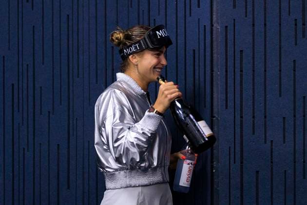 September 6, 2025, Flushing Meadows, New York, USA: Aryna Sabalenka leaves her press conference, PK, Pressekonferenz with champagne and goggles to continue celebrating winning her match at the US Open WomenÃ¢â‚¬â ¢s Final match against Amanda Anisimova on Day 14 of the 2025 US Open at USTA Billie Jean King National Tennis Center on Saturday September 6, 2025 in the Flushing neighborhood of the Queens borough of New York City. JAVIER ROJAS PI Flushing Meadows USA - ZUMAp124 20250906_zaa_p124_061 Copyright: xJavierxRojasx