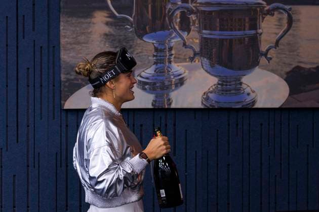 September 6, 2025, Flushing Meadows, New York, USA: Aryna Sabalenka leaves her press conference, PK, Pressekonferenz with champagne and goggles to continue celebrating winning her match at the US Open WomenÃ¢â‚¬â ¢s Final match against Amanda Anisimova on Day 14 of the 2025 US Open at USTA Billie Jean King National Tennis Center on Saturday September 6, 2025 in the Flushing neighborhood of the Queens borough of New York City. JAVIER ROJAS PI Flushing Meadows USA - ZUMAp124 20250906_zaa_p124_062 Copyright: xJavierxRojasx
