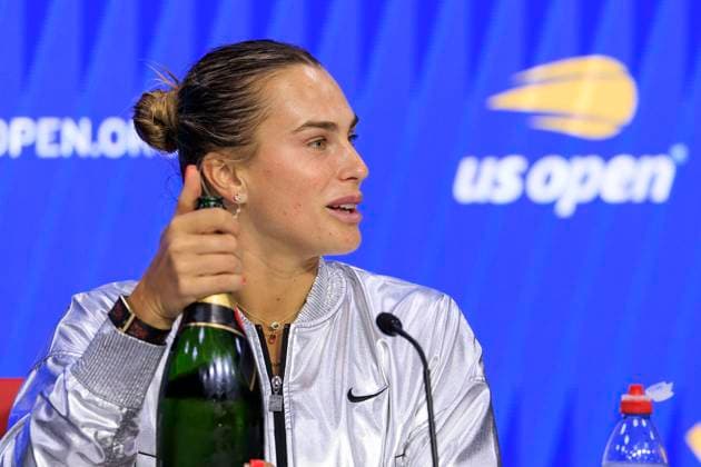 September 6, 2025, Flushing Meadows, New York, USA: Aryna Sabalenka arrives to her press conference, PK, Pressekonferenz with champagne and goggles after celebrating winning her match at the US Open WomenÃ¢â‚¬â ¢s Final match against Amanda Anisimova on Day 14 of the 2025 US Open at USTA Billie Jean King National Tennis Center on Saturday September 6, 2025 in the Flushing neighborhood of the Queens borough of New York City. JAVIER ROJAS PI Flushing Meadows USA - ZUMAp124 20250906_zaa_p124_065 Copyright: xJavierxRojasx