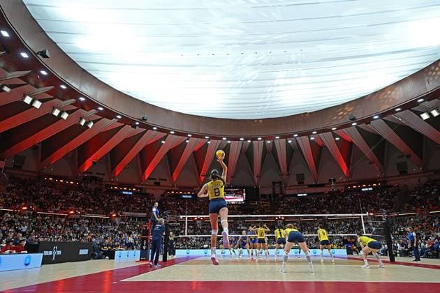 (250907) -- BANGKOK, Sept. 7, 2025 -- Julia Gambatto Kudiess (front) of Brazil serves during the semifinal match between Italy and Brazil at the Volleyball Women s World Championship, WM, Weltmeisterschaft in Bangkok, Thailand, Sept. 6, 2025. ) (SP)THAILAND-BANGKOK-VOLLEYBALL-WOMEN S WORLD CHAMPIONSHIP-SEMIFINALS-ITALY VS BRAZIL HouxZhaokang 