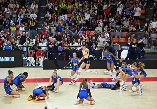 (250907) -- BANGKOK, Sept. 7, 2025 -- Players of Italy celebrate victory after winning the semifinal match between Italy and Brazil at the Volleyball Women s World Championship, WM, Weltmeisterschaft in Bangkok, Thailand, Sept. 6, 2025. ) (SP)THAILAND-BANGKOK-VOLLEYBALL-WOMEN S WORLD CHAMPIONSHIP-SEMIFINALS-ITALY VS BRAZIL HouxZhaokang 