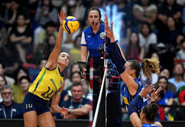(250907) -- BANGKOK, Sept. 7, 2025 -- Gabriela Braga Guimaraes (L) of Brazil spikes the ball during the semifinal match between Italy and Brazil at the Volleyball Women s World Championship, WM, Weltmeisterschaft in Bangkok, Thailand, Sept. 6, 2025. ) (SP)THAILAND-BANGKOK-VOLLEYBALL-WOMEN S WORLD CHAMPIONSHIP-SEMIFINALS-ITALY VS BRAZIL HouxZhaokang 
