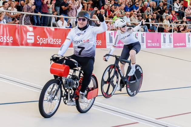 Lena Charlotte Reißner GER behind Marcel Möbus GER, pacemaker wins the final in the womens derny winner, first place, gold medal, gold medal, 06 09 2025, Erfurt Germany , track cycling, stayer and derny European Championships 2025 xprx