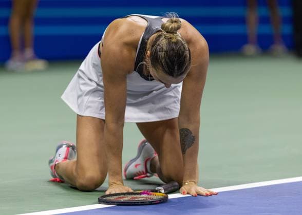 Aryna Sabalenka sinks to her knees and cheers after the victory, cheers, joy, emotion, Ladies Singles, Final, Final, US Open Championships 2025, USTA Billie Jean King National Tennis Center, Flushing Meadows, New York, USA Copyright: xJuergenxHasenkopfx