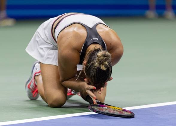 Aryna Sabalenka sinks to her knees and cheers after the victory, cheers, joy, emotion, Ladies Singles, Final, Final, US Open Championships 2025, USTA Billie Jean King National Tennis Center, Flushing Meadows, New York, USA Copyright: xJuergenxHasenkopfx