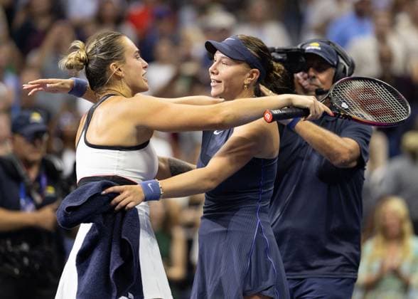 Amanda Anisimova congratulates the winner Aryna Sabalenka Womens Singles, Ladies Singles, Final, Final, US Open Championships 2025, USTA Billie Jean King National Tennis Center, Flushing Meadows, New York, USA Copyright: xJuergenxHasenkopfx