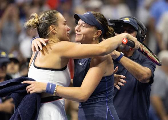 Amanda Anisimova congratulates the winner Aryna Sabalenka Womens Singles, Ladies Singles, Final, Final, US Open Championships 2025, USTA Billie Jean King National Tennis Center, Flushing Meadows, New York, USA Copyright: xJuergenxHasenkopfx