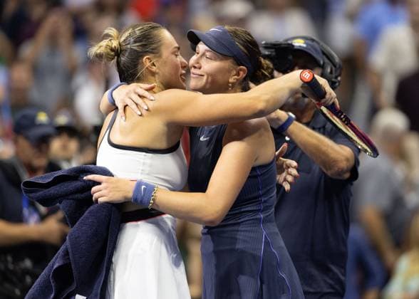Amanda Anisimova congratulates the winner Aryna Sabalenka Womens Singles, Ladies Singles, Final, Final, US Open Championships 2025, USTA Billie Jean King National Tennis Center, Flushing Meadows, New York, USA Copyright: xJuergenxHasenkopfx