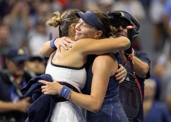 Amanda Anisimova congratulates the winner Aryna Sabalenka Womens Singles, Ladies Singles, Final, Final, US Open Championships 2025, USTA Billie Jean King National Tennis Center, Flushing Meadows, New York, USA Copyright: xJuergenxHasenkopfx