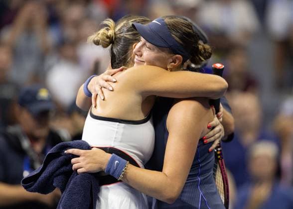 Amanda Anisimova congratulates the winner Aryna Sabalenka Womens Singles, Ladies Singles, Final, Final, US Open Championships 2025, USTA Billie Jean King National Tennis Center, Flushing Meadows, New York, USA Copyright: xJuergenxHasenkopfx