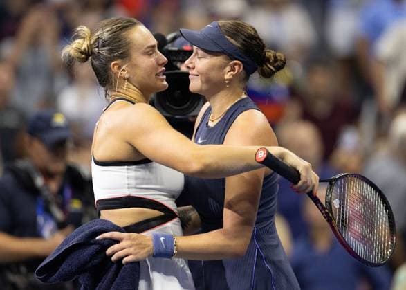 Amanda Anisimova congratulates the winner Aryna Sabalenka Womens Singles, Ladies Singles, Final, Final, US Open Championships 2025, USTA Billie Jean King National Tennis Center, Flushing Meadows, New York, USA Copyright: xJuergenxHasenkopfx
