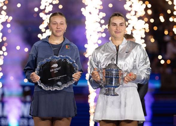 Finalist Amanda Anisimova and Aryna Sabalenka with the trophy, Trophy, Womens Singles, Ladies Singles, Award Ceremony, Presentation, US Open Championships 2025, USTA Billie Jean King National Tennis Center, Flushing Meadows, New York, USA Copyright: xJuergenxHasenkopfx