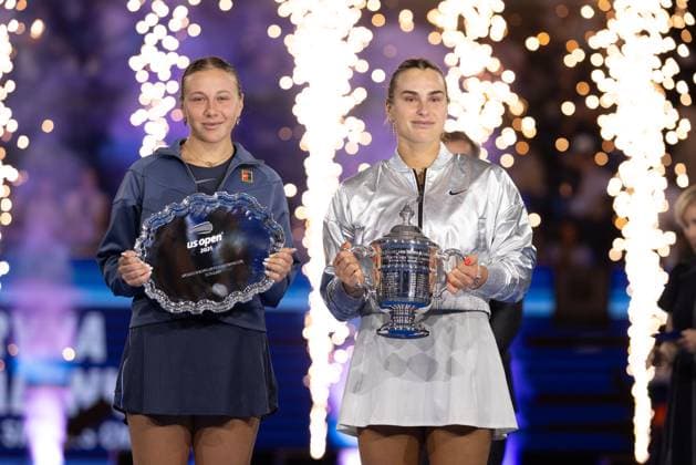 Finalist Amanda Anisimova and Aryna Sabalenka with the trophy, Trophy, Womens Singles, Ladies Singles, Award Ceremony, Presentation, US Open Championships 2025, USTA Billie Jean King National Tennis Center, Flushing Meadows, New York, USA Copyright: xJuergenxHasenkopfx