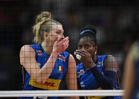 (250907) -- BANGKOK, Sept. 7, 2025 -- Sarah Luisa Fahr (L) of Italy communicates with teammate Myriam Fatime Sylla during the semifinal match between Italy and Brazil at the Volleyball Women s World Championship, WM, Weltmeisterschaft in Bangkok, Thailand, Sept. 6, 2025. ) (SP)THAILAND-BANGKOK-VOLLEYBALL-WOMEN S WORLD CHAMPIONSHIP-SEMIFINALS-ITALY VS BRAZIL HouxZhaokang 