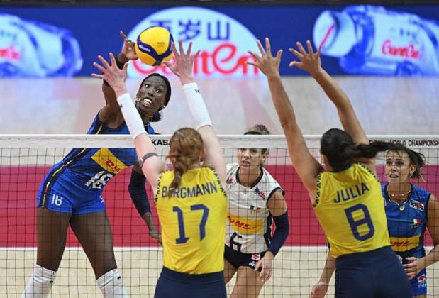 (250907) -- BANGKOK, Sept. 7, 2025 -- Paola Ogechi Egonu (L) of Italy spikes the ball during the semifinal match between Italy and Brazil at the Volleyball Women s World Championship, WM, Weltmeisterschaft in Bangkok, Thailand, Sept. 6, 2025. ) (SP)THAILAND-BANGKOK-VOLLEYBALL-WOMEN S WORLD CHAMPIONSHIP-SEMIFINALS-ITALY VS BRAZIL HouxZhaokang 