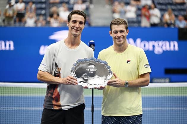 (250907) -- NEW YORK, Sept. 7, 2025 -- Joe Salisbury (L) Neal Skupski pose for photos during the awarding ceremony for the men s doubles final match between Marcel Granollers of Spain Horacio Zeballos of Argentina and Joe Salisbury Neal Skupski of Britain at the 2025 US Open tennis championships in New York, the United States, Sept. 6, 2025. ) (SP)U.S.-NEW YORK-TENNIS-US OPEN-MEN S DOUBLES-FINAL LixRui 