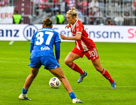 GER, FFBL, FC Bayern München vs Bayer 04 Leverkusen 06 09 2025, Allianz Arena, Munich, GER, FFBL, FC Bayern München vs Bayer 04 Leverkusen, in the picture Carlotta Wamser Bayer Leverkusen, 37 , Carolin Simon Bayern Muenchen, 30 nordphotoxGmbHx xHafner nph00200