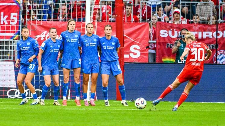 GER, FFBL, FC Bayern München vs Bayer 04 Leverkusen 06 09 2025, Allianz Arena, Munich, GER, FFBL, FC Bayern München vs Bayer 04 Leverkusen, in the picture Carolin Simon Bayern Muenchen, 30 shoots a free kick towards the wall nordphotoxGmbHx xHafner nph00200